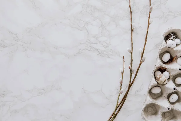Willow ve yumurta kutusu mermer tabl üzerinde doğal Paskalya dekorasyon