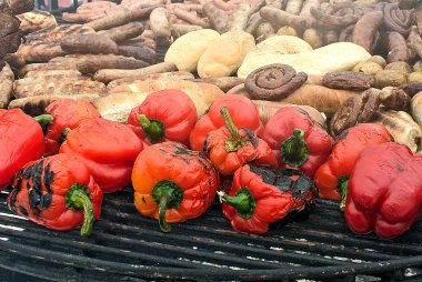 Mangalda pişmiş tatlı biber, ekmek, sosis ve kavrulmuş et