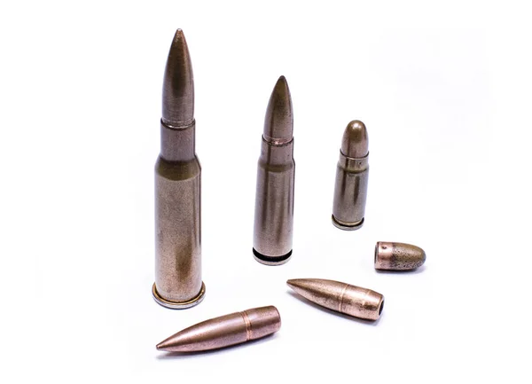 Conceito militar: cartuchos e balas de calibre 7.62 — Fotografia de Stock