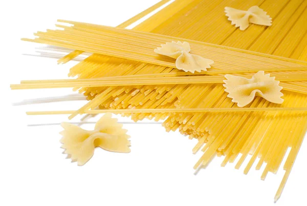 Spaghetti en pasta geïsoleerd op witte achtergrond — Stockfoto