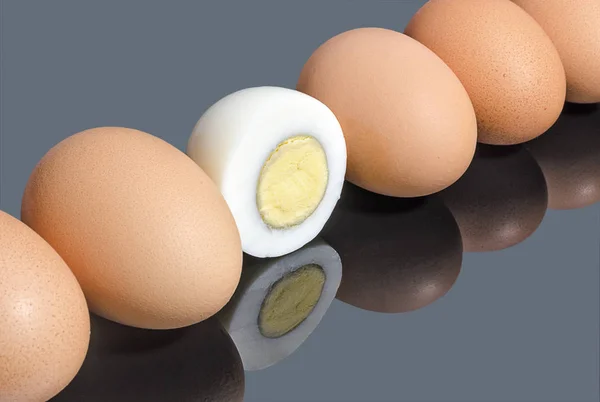 Полуварёное куриное яйцо в ряд из цельных яиц — стоковое фото