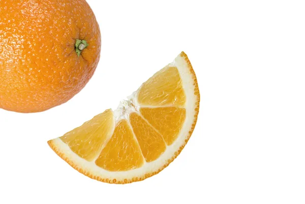 Orange entière et tranche sur fond blanc — Photo