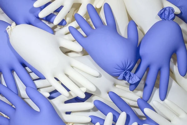 Opgeblazen Blauwwitte medische latex handschoenen — Stockfoto