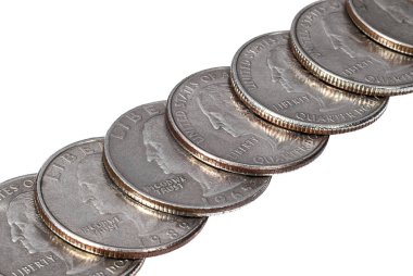 Beyaz arka plan üzerinde bir satır çeyrek dolar sikke