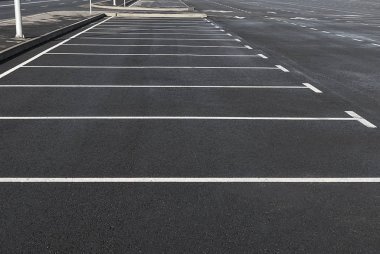Boş park yeri satırları işaretleme beyaz ile açık