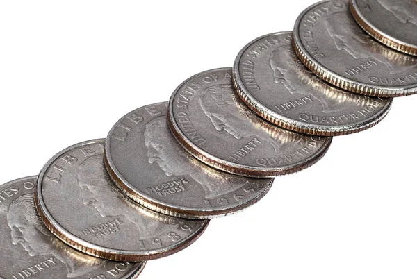 Beyaz arka plan üzerinde bir satır çeyrek dolar sikke