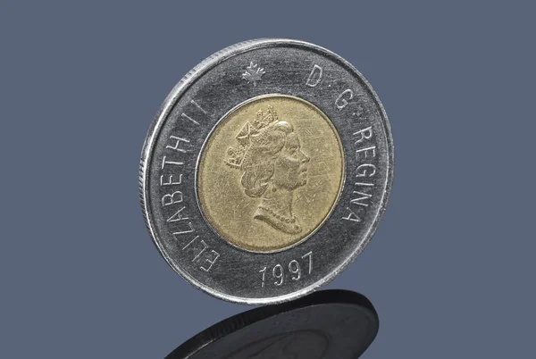 硬币加拿大二美元与女王伊丽莎白在黑暗的背景 — 图库照片