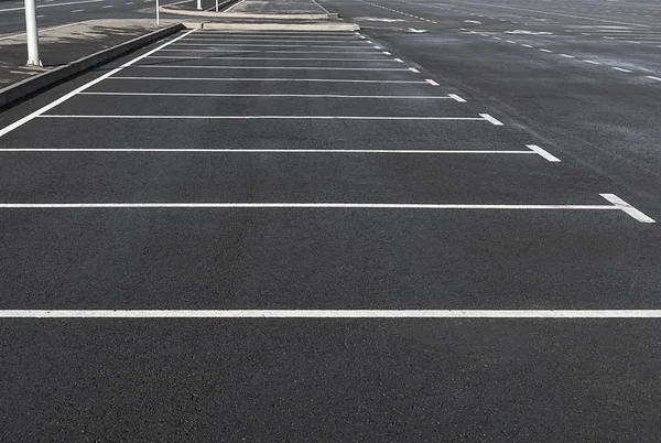 Boş park yeri satırları işaretleme beyaz ile açık