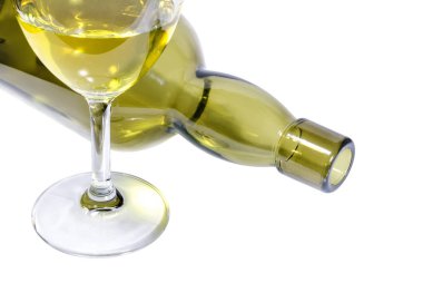 Yeşil cam şişe ve SEK şarap bardağı