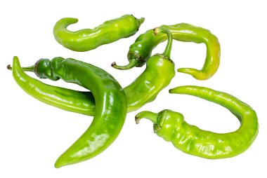 Beyaz zemin üzerine yeşil acı biber yığını