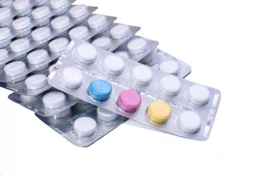 Çok beyaz ve bazı renkli hap blister paketleri