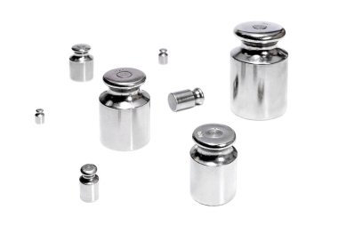 Beyaz arka plan üzerinde ölçekler için metalik ağırlıkları