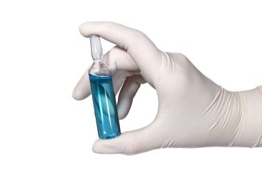 Hemşirenin elinde ampul ile tıbbi lateks eldiven