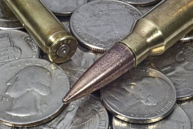 Tüfeği kartuş ve boş atış kartuşu Amerikan sikkeler üzerinde