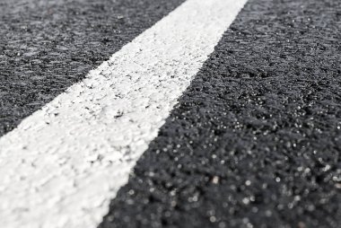 Yol işareti çizgi siyah asfalt üzerinde