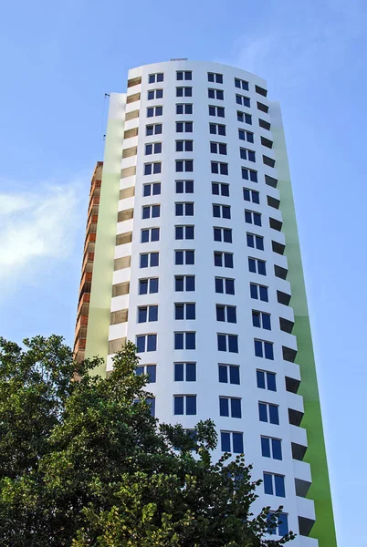 Многоэтажное Здание Голубом Фоне Неба — стоковое фото