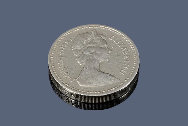 一枚英国镑硬币在黑暗的背景 — 图库照片
