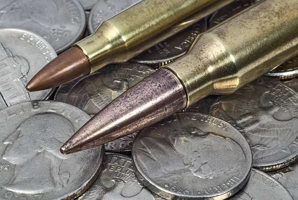 Cartuchos Rifle Una Pila Monedas Americanas —  Fotos de Stock