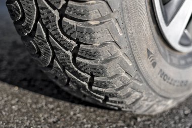 Kış lastik ile tekerlek üzerinde asfalt portre