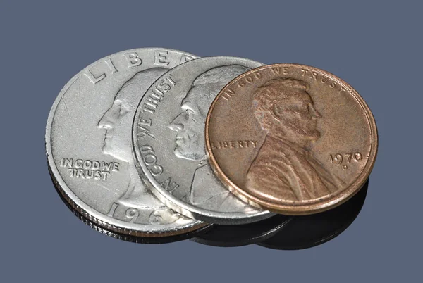 Několik Amerických Mincí Tmavém Pozadí — Stock fotografie