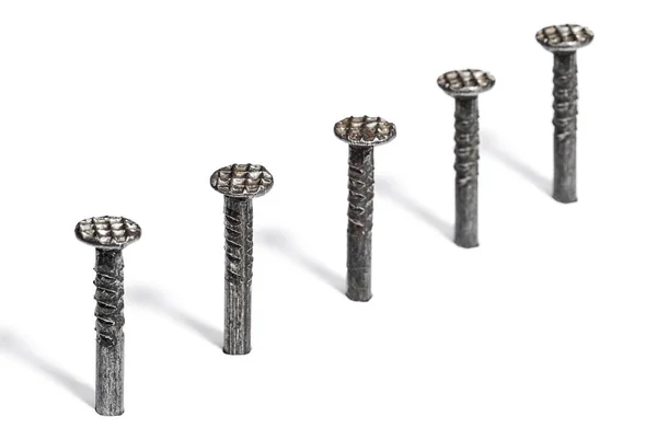 Beyaz bir yüzeye dövülmüş metal çivi
