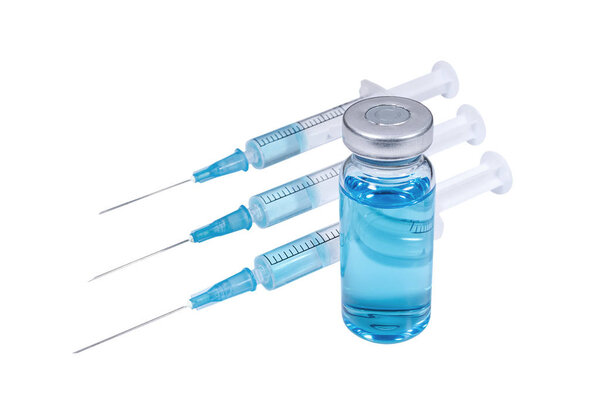 Три шприца и медицинский флакон с голубой вакциной на белом фоне
