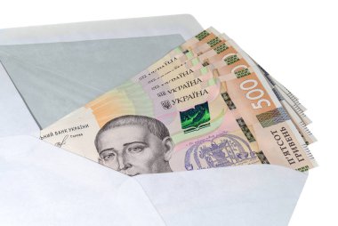 500 Ukrayna hryvniasının banknotları kağıt bir zarfın içinde