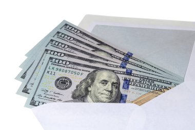 Kağıt bir zarfın içinde 100 dolarlık banknotlar