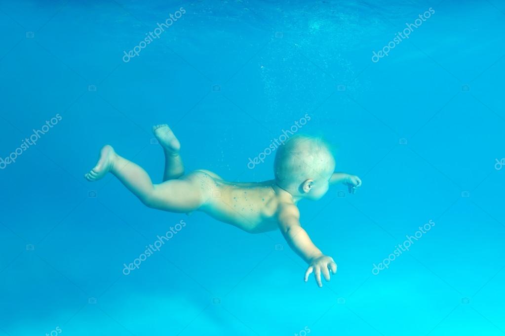10 Mois Bebe Garcon Apprendre A Nager Sous L Eau Dans La Classe Waterbaby Dans La Piscine Image Libre De Droit Par A Nek Mail Ru C