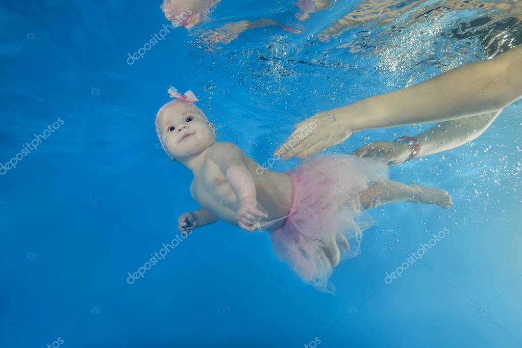 溺水小女孩 游泳图片