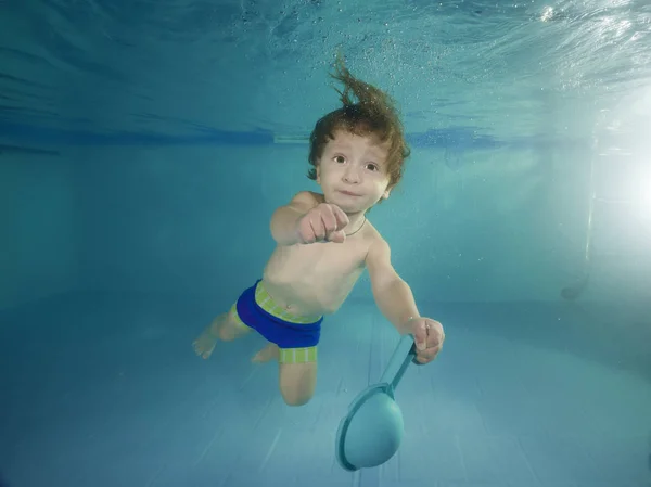 la bebe juega con juguetes de agua