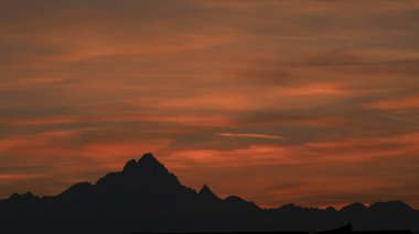 Gün batımında Monviso bahar