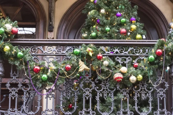 Weihnachtskugeln auf einem Tannenbaumkranz — Stockfoto