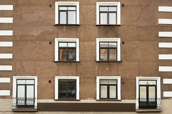 Pared de casa con ventanas en Riga —  Fotos de Stock