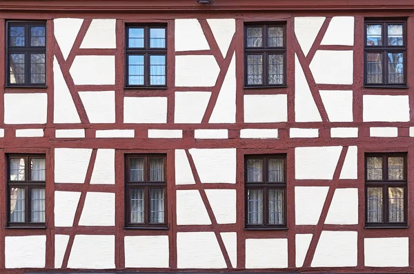 Половина деревянного дома в старом городе Нюрнберг — стоковое фото