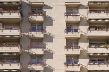 Girona içinde pencere eşiği ile ev duvar