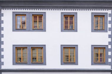 Mavi pencere ile beyaz duvar