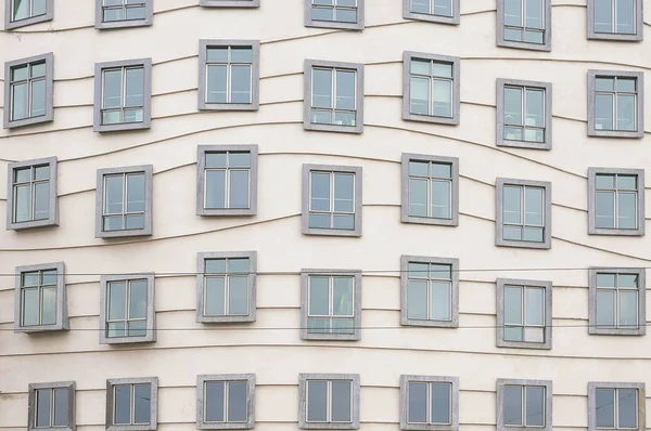 Mur blanc moderne avec fenêtres bleues — Photo