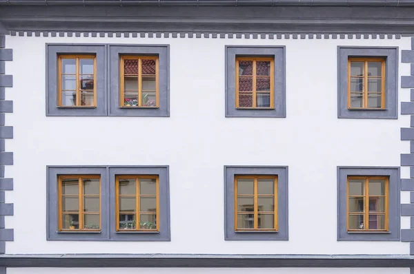 Witte muur met blauwe windows — Stockfoto