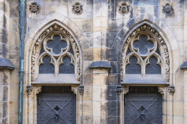 Церковная стена с черными дверями — стоковое фото