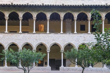 Sigarasız, iç avlu içinde Barcelona eski manastır