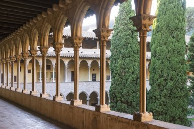 Sigarasız, iç avlu içinde Barcelona eski manastır