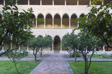 Sigarasız, iç avlu içinde Barcelona eski manastır