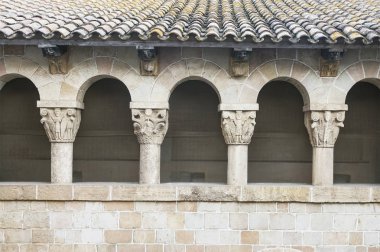 Barcelona'da kemerli duvar eski manastır