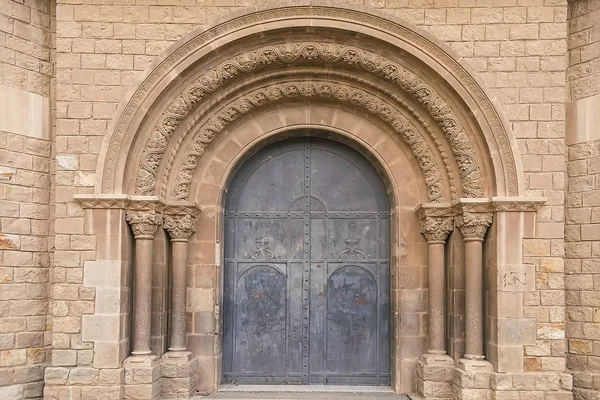 Старая дверь монастыря с арками в Барселоне — стоковое фото