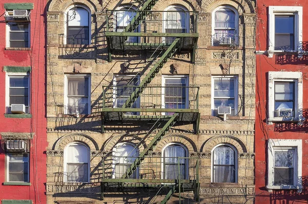 Sortie de secours en métal vert à Brooklyn — Photo