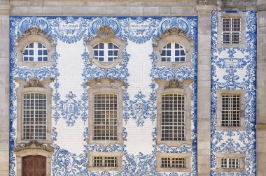 Porto içinde pencere eşiği ile kilise duvar