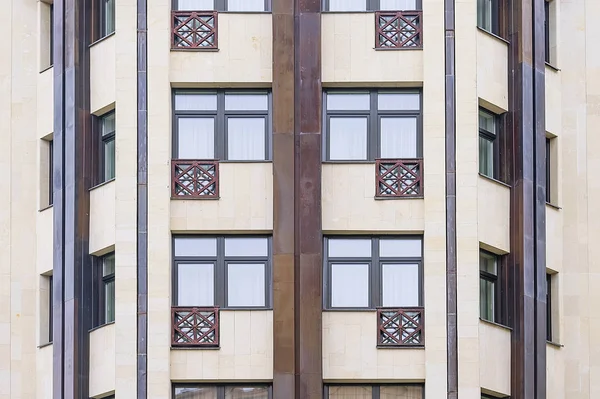 Pared de casa con ventanas en Riga — Foto de Stock