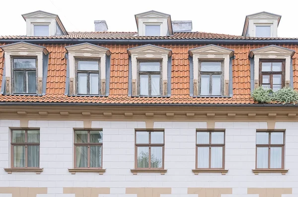 Pared de casa con ventanas en Riga —  Fotos de Stock