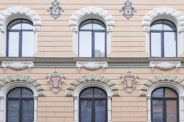 Pared de casa con molduras en Riga —  Fotos de Stock